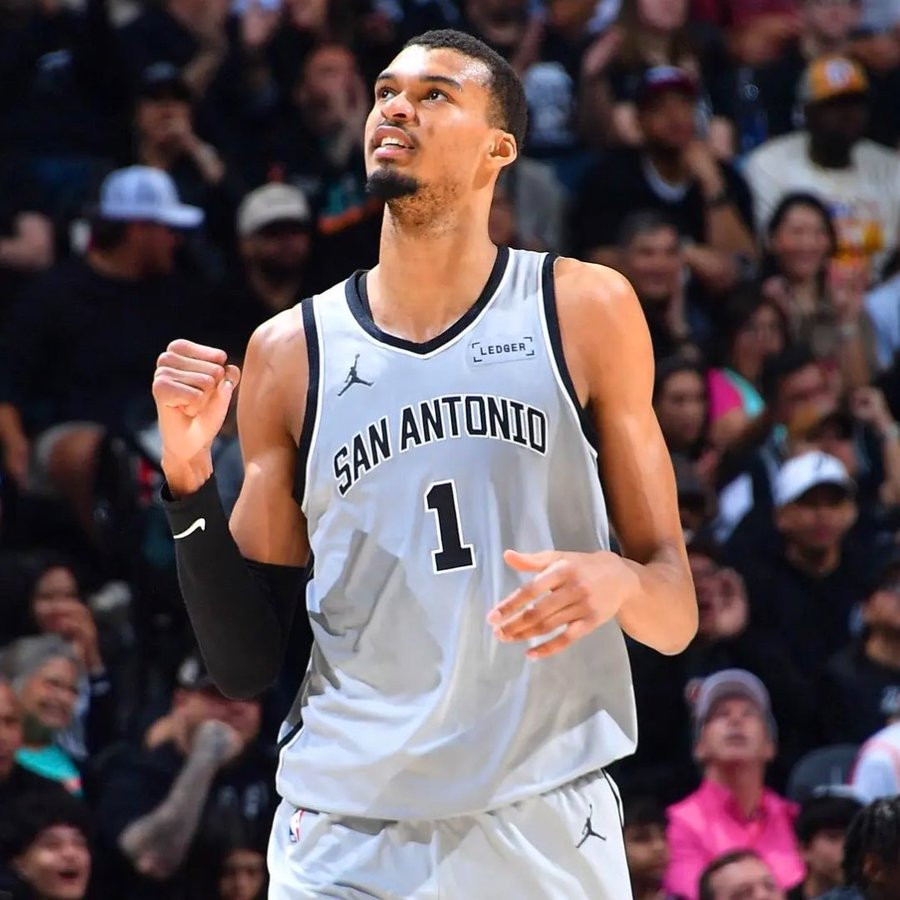 文班亚马保住常规赛评奖资格马刺139-120战胜独行侠，文班亚马复出26分钟贡