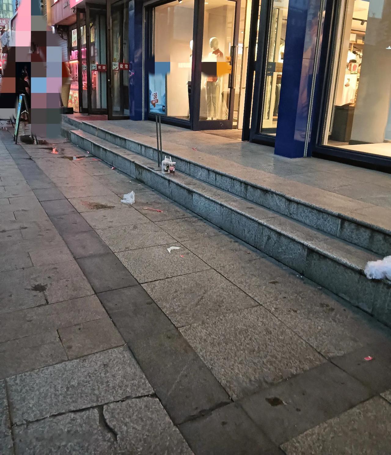 男装店的女店员真猛！逛街时，我买了杯奶茶喝，只不过比老公晚进店一会儿，他就穿着豆