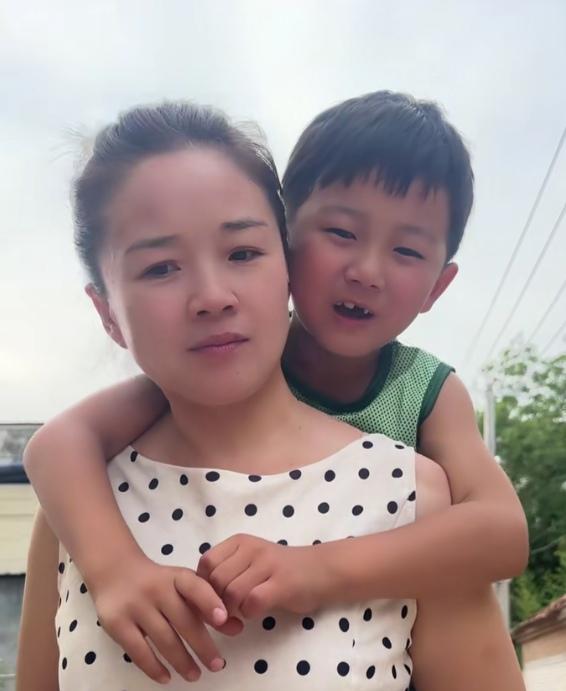 奶奶背着小孙子，小孙子贴着奶奶的耳朵悄悄的说：“奶奶，我给你说个秘密。”奶奶