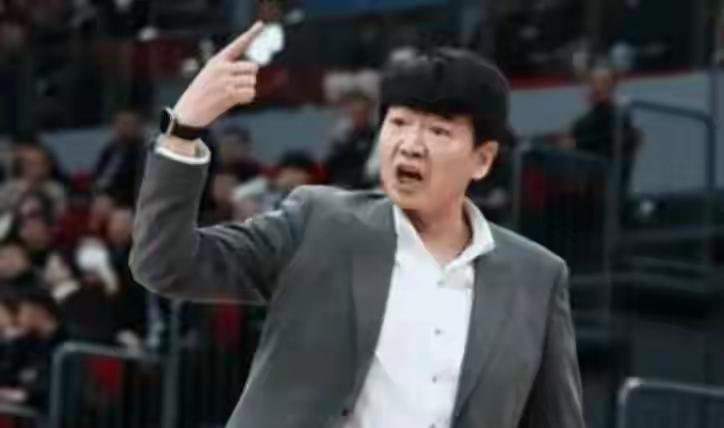 昨晚两名主帅怒摔西装。第一个怒摔西装的主帅是邱彪，他是因为克里斯两次