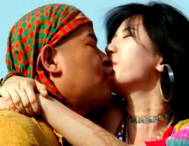 票房不到1个亿，却让岳云鹏在水里亲了佟丽娅6遍。你以为这是什么浪漫情节？真