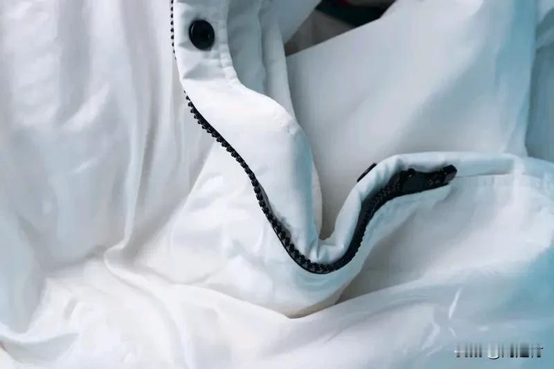 羽绒服批发价428商场卖上千元羽绒服批发价428元，商场却能卖到上千元，这差价