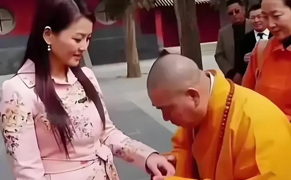 这是佛系的开光，还是西方的亲吻？佛系开光，给人一种神圣、静谧又带着点神秘的感觉