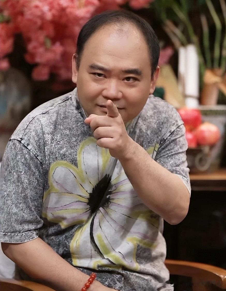 有人称，侯震是侯耀文托付给郭德纲的。然而，郭德纲亲师弟郭晓小在直播中坚决否定了这