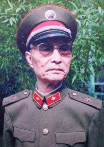 1961年，开国上将张爱萍的儿子张胜回家问：“爸，你官多大？副总长与司令哪个官大