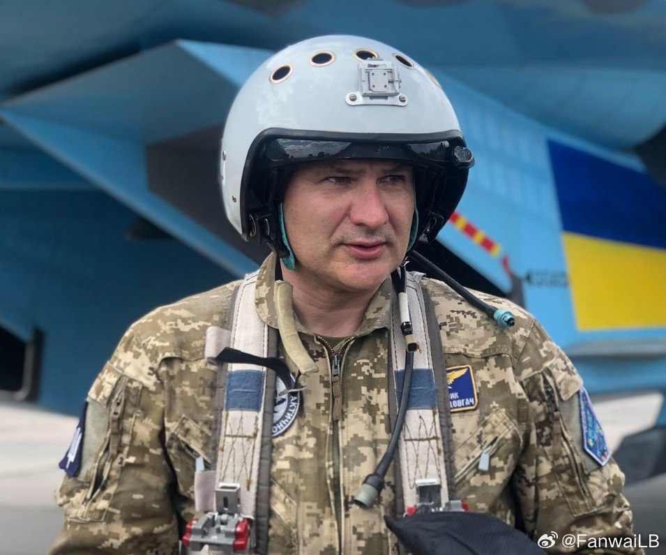 有消息称，乌军资深飞行员OleksandrDovhach上校今天阵亡。从背景看