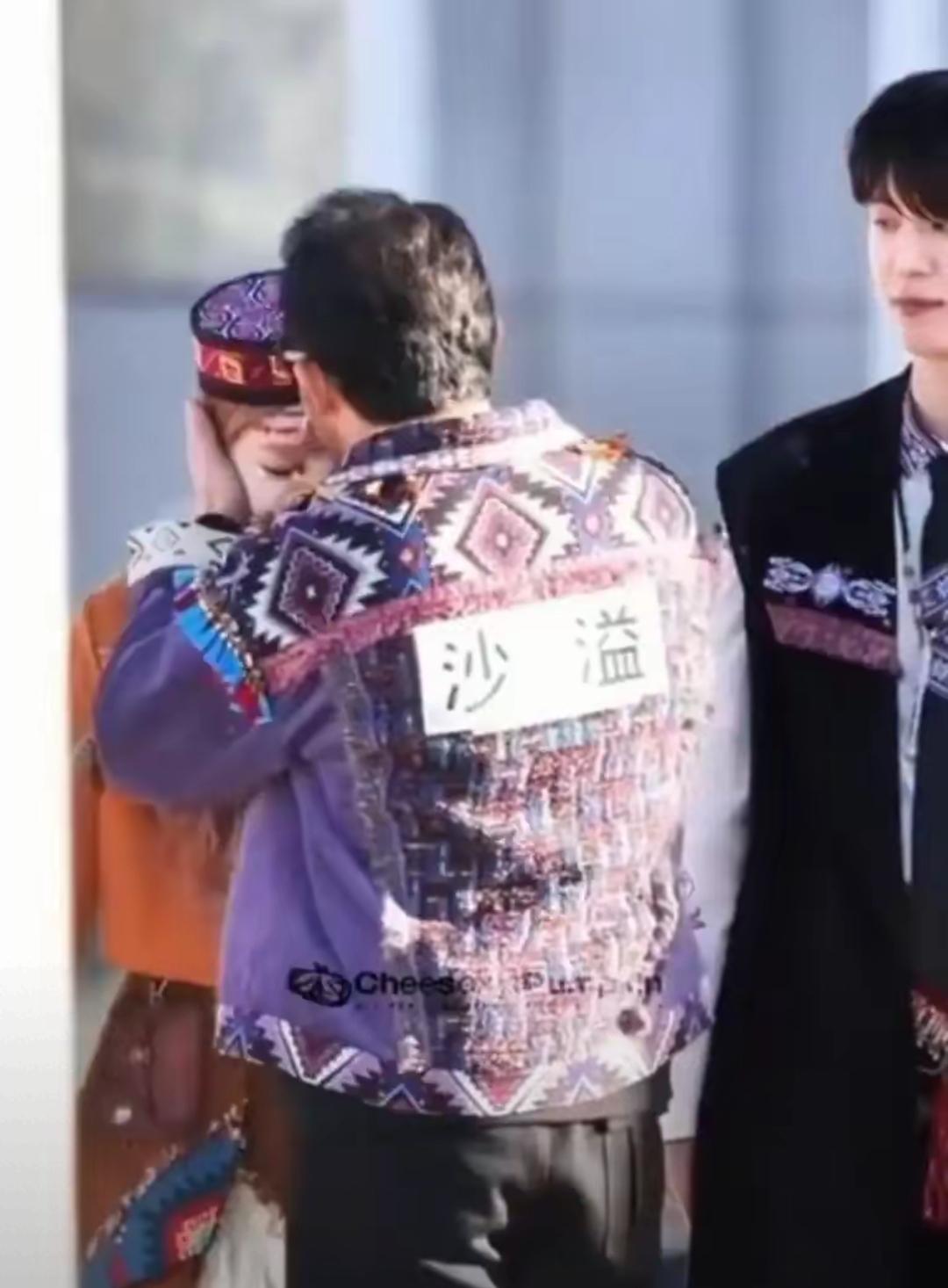 看到大家都挺惊叹的！沙溢在节目中亲吻宋雨琦额头？其实还是过分解读了，原因