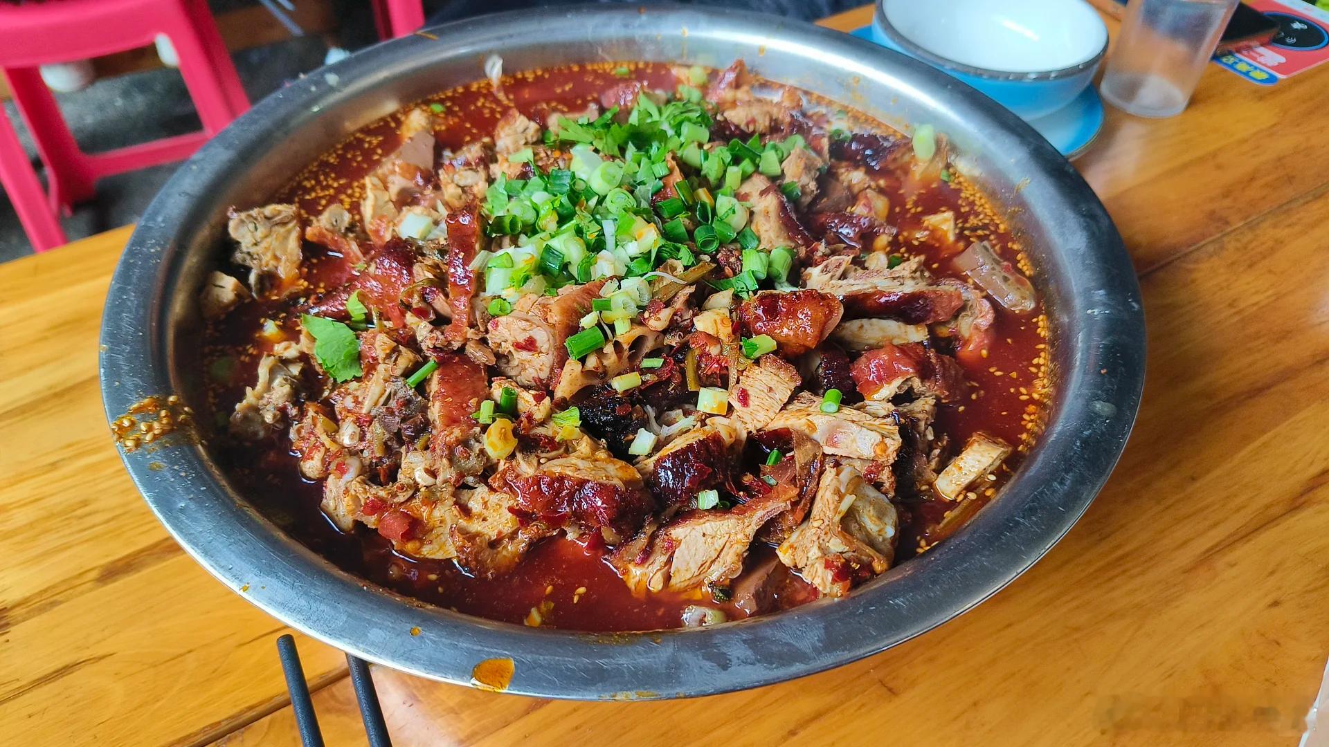 没有吃过冒烤鸭的，我推荐一定要尝尝，跟冒菜里面的其它肉不一样，烤鸭的香味加上冒菜
