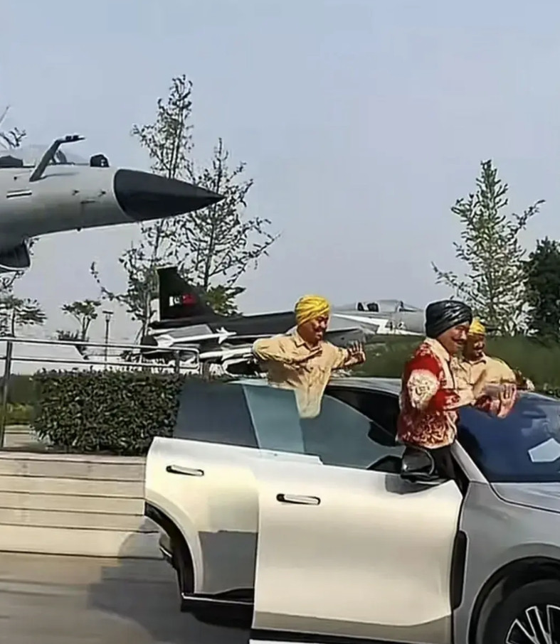 笑死人，豪哥哥在成飞公园开整了！豪哥哥一行4人今天打卡了成飞公园，在歼-10