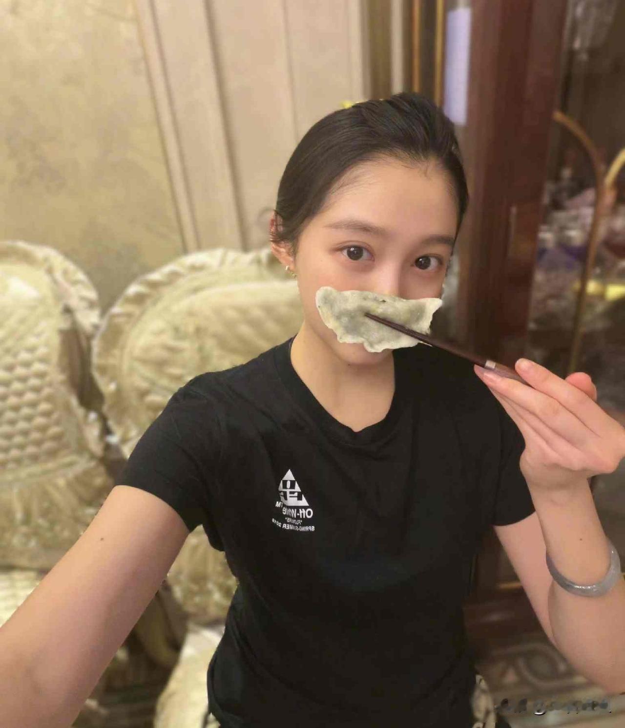 关晓彤这碗饺子，真不简单！冬至那天她发了个17秒视频，没滤镜没摆拍，就一家