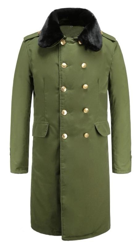 于适穿得是迪奥风衣，但第一眼看着就像东北军大衣啊，连配色都是一模一样的。