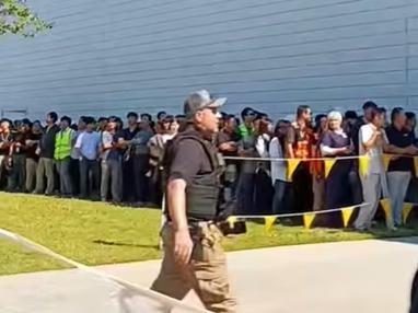 美突袭韩国工厂抓捕300名韩国人！9月4号，美国佐治亚州萨凡纳那边，现代汽车