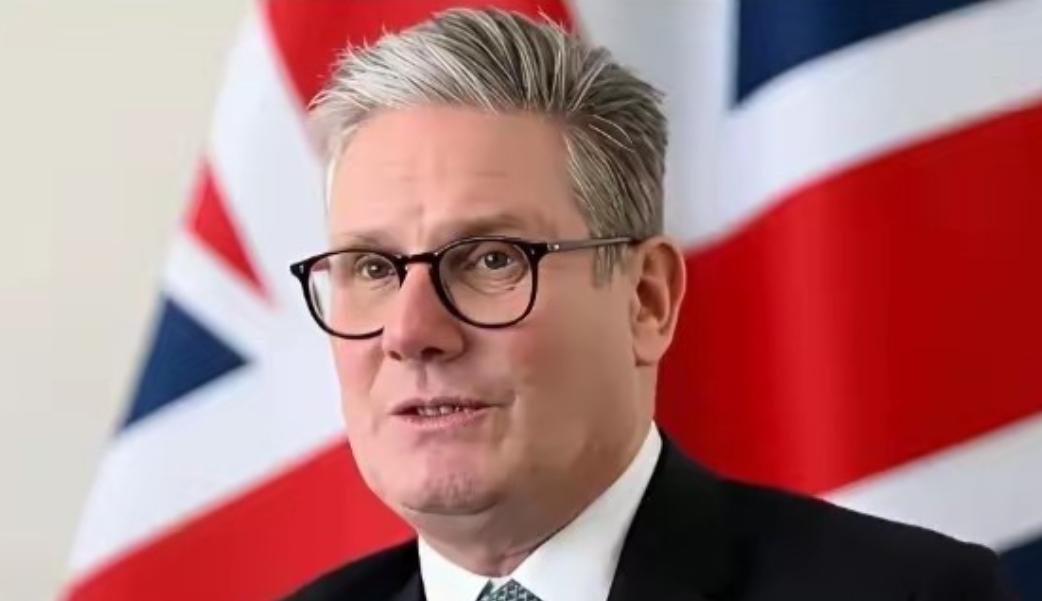 真是大开眼界！英国马上要卸任的首相斯塔默，在交接工作的过渡期直接敲定了一件让
