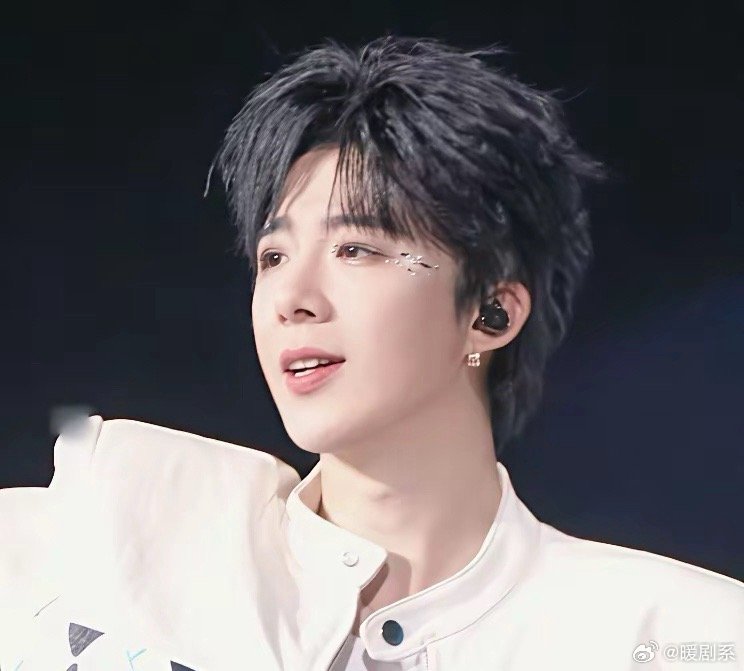 就该刘宇宁火！近日，黄子韬在节目里对着刘宇宁的照片，接连说“不认识”、“不熟”，