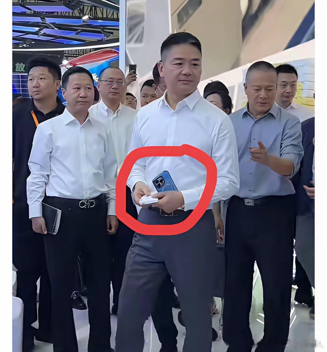 看看这个国内大佬用的是啥手机？怪不得iPhone手机在国内这么受欢迎，销量还这么