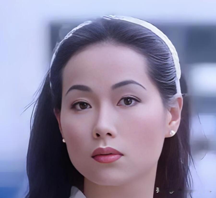 叶童年轻时的样子，真是惊艳！不过最绝的还是她的男装，演许仙和许仕林时那份儒雅俊秀