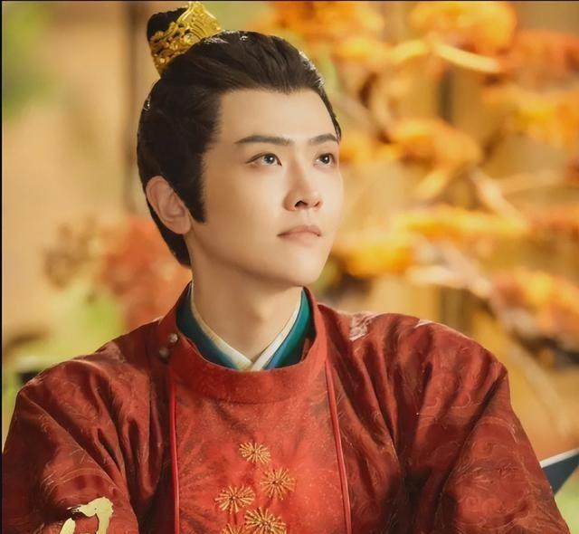 1628年，皇帝朱由检正在阅读奏章，忽然察觉了什么，他立即指着大殿里的墙壁说“来