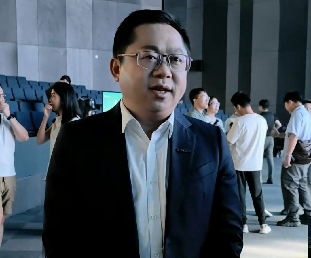 【#比亚迪张卓谈辅助驾驶比华为强#：没人相信而已】日前，比亚迪海洋网总经理张卓在接受采访时表示，现在