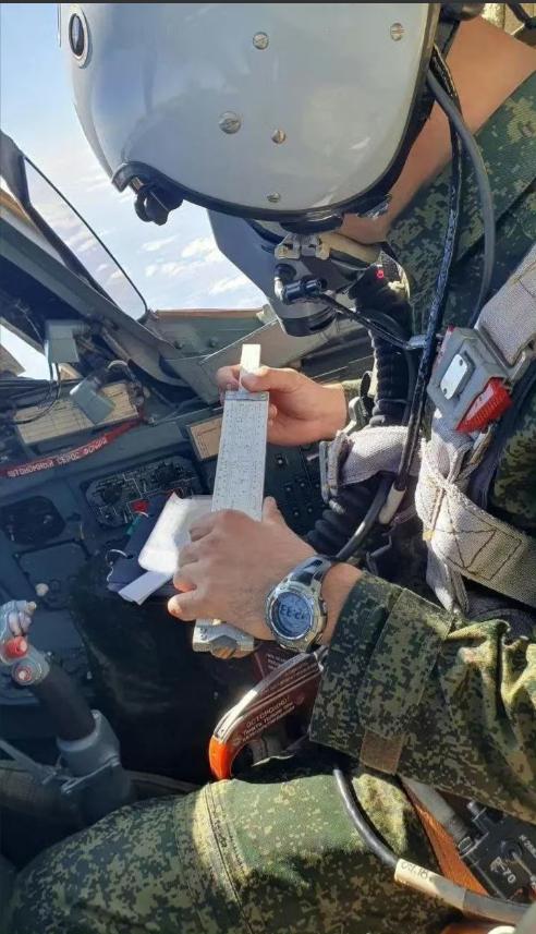 这两天，一张俄军飞行员在战机座舱里，捏着计算尺手动测算的照片，最近在军迷圈里炸了
