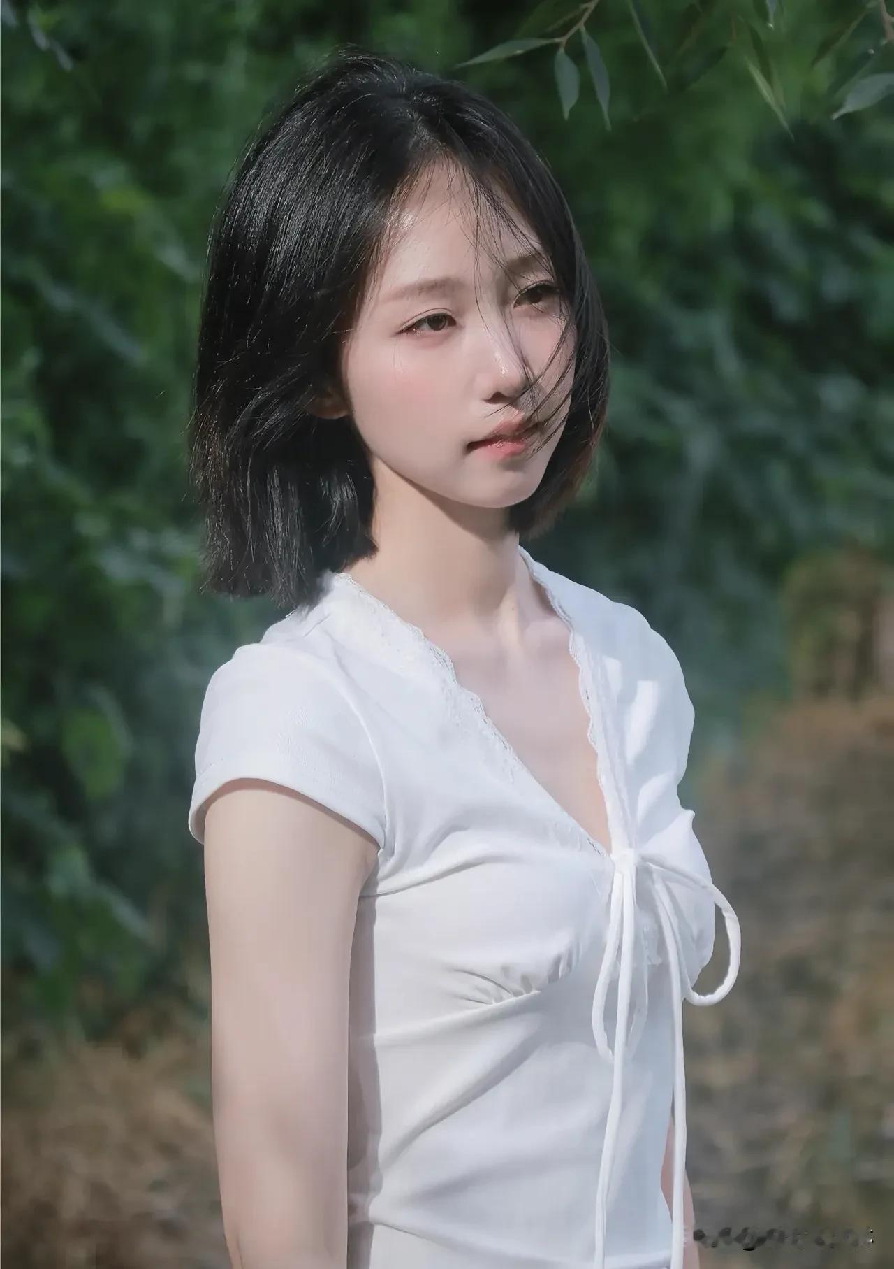 模糊滤镜下的她，藏着故事感的温柔。朦胧不是距离，是自带氛围的独