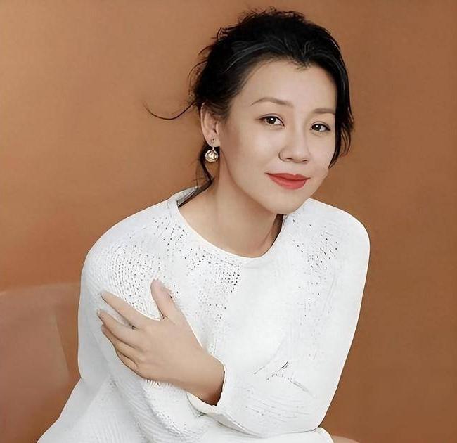 演员刘琳说：“我先生是摄影师，收入不如演员稳定。家里基本是我外出拍戏，他负责照顾