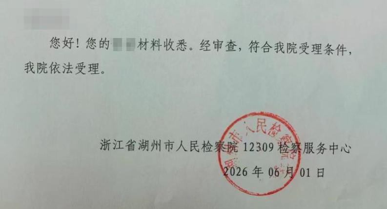 一名刚成年的18岁小姑娘，只因轻信长辈的“调理说辞”，被60岁老理疗师要求把衣服
