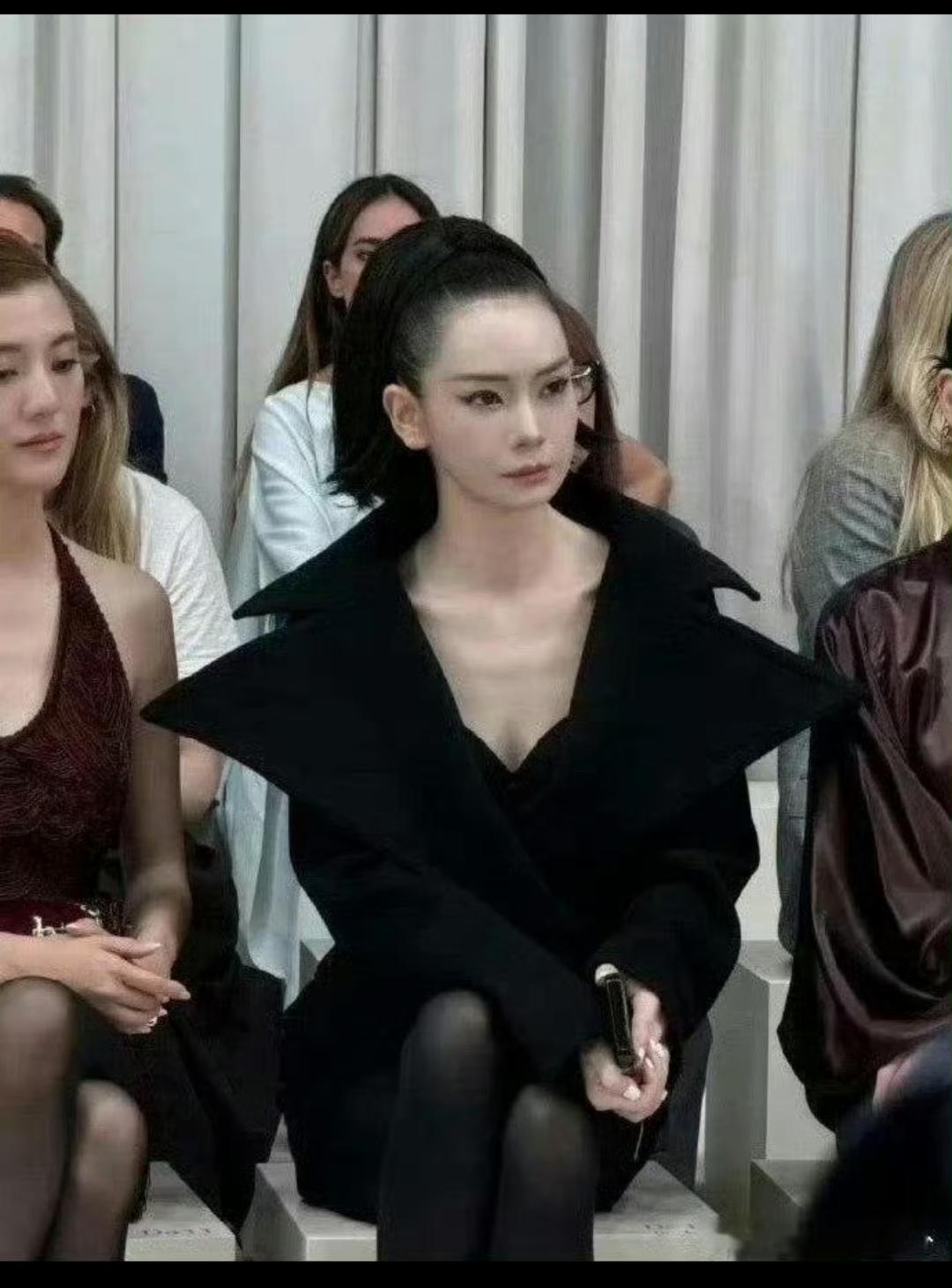 戚薇是怎么做到身材又胖又瘦的，明明瘦的已经看到排骨了但是身材依旧看着很是丰腴！