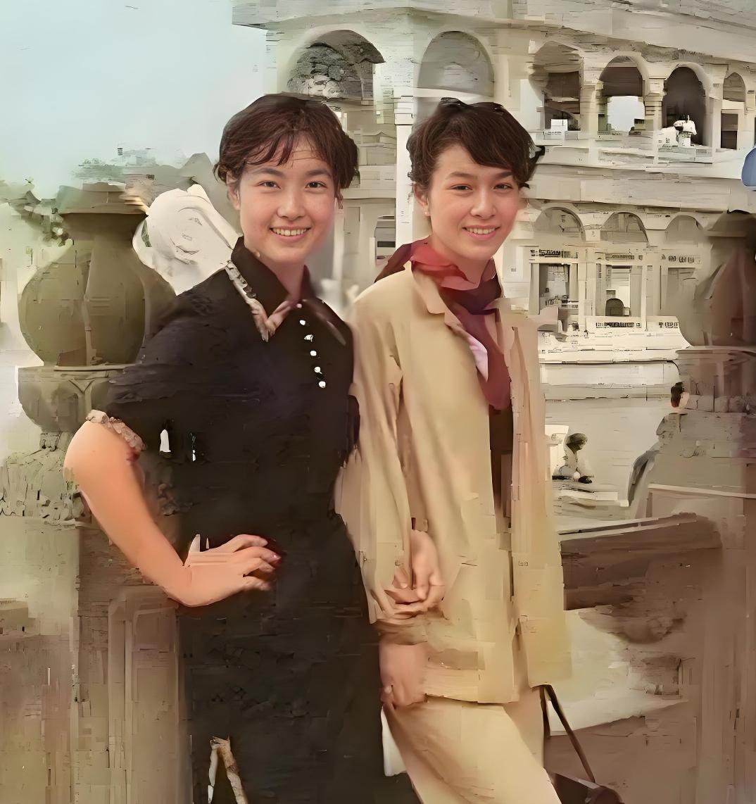 这张照片是上世纪80年代初（约1979-1980年），中国著名演员刘晓庆（左）与