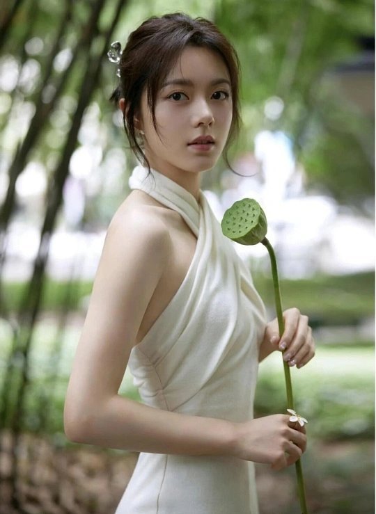 赵今麦打碟谁懂啊！赵今麦打碟直接帅出新高度！miumiu活动现场解锁“DJ麦儿”