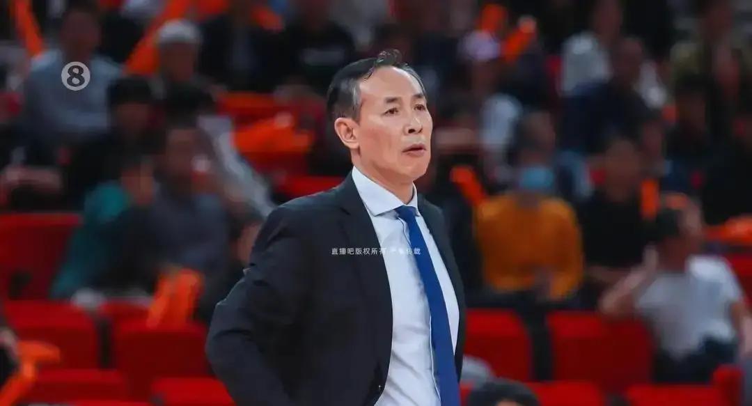 8连胜背后藏着大坑！北京队末节靠三后卫硬撑，场均多打4分钟，脚踝肿成馒头的