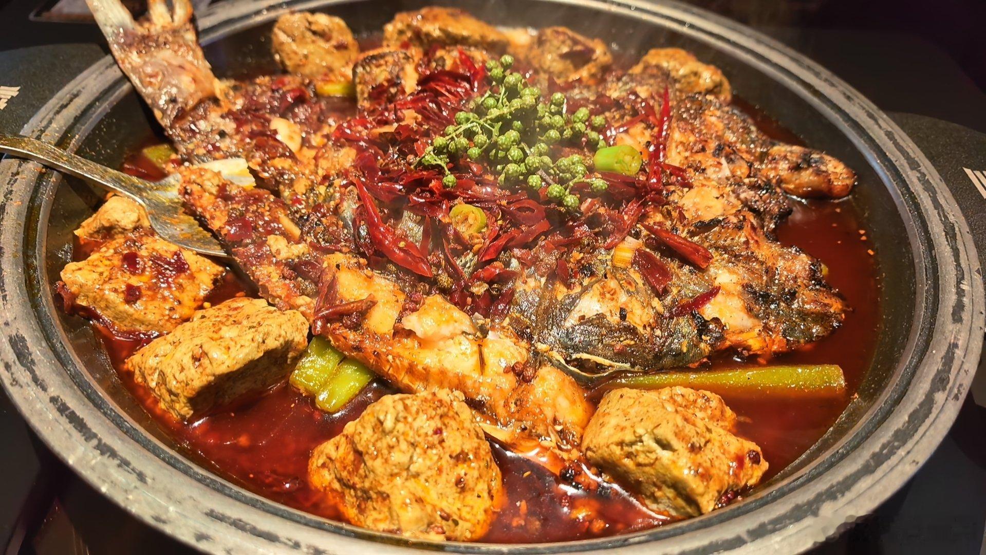吃烤鱼，“胡桑”桌子底下吞鱼骨头​​​