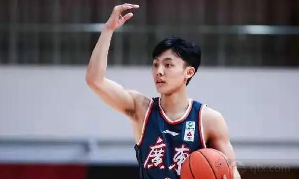 我觉得徐杰才是今晚广东获胜的关键先生，因为最后那个价值连城的篮板。抢到之后，分给