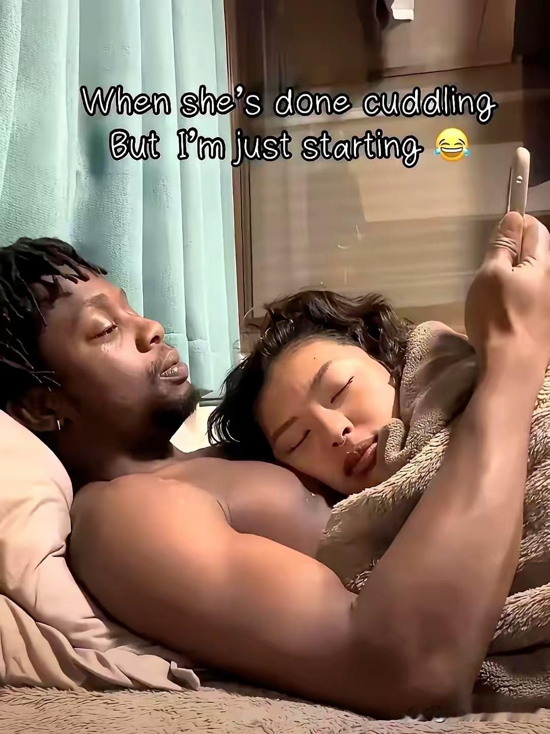 “命运终于眷顾我”，这是一个黑人留学生发了一张和中国女朋友的照片的配文。为啥他有