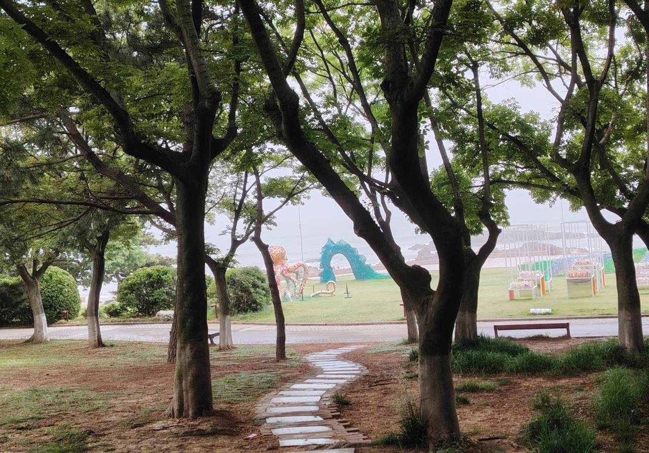 青岛市区今明两天有雨雾，出门记得带伞！据青岛天气预报，今明两天，青岛市区白天沿海