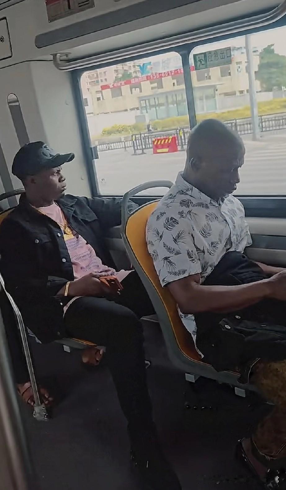 广州本地人都不坐公交了？今天搭公交，一上车懵了——车厢里大半是外国朋友，穿花