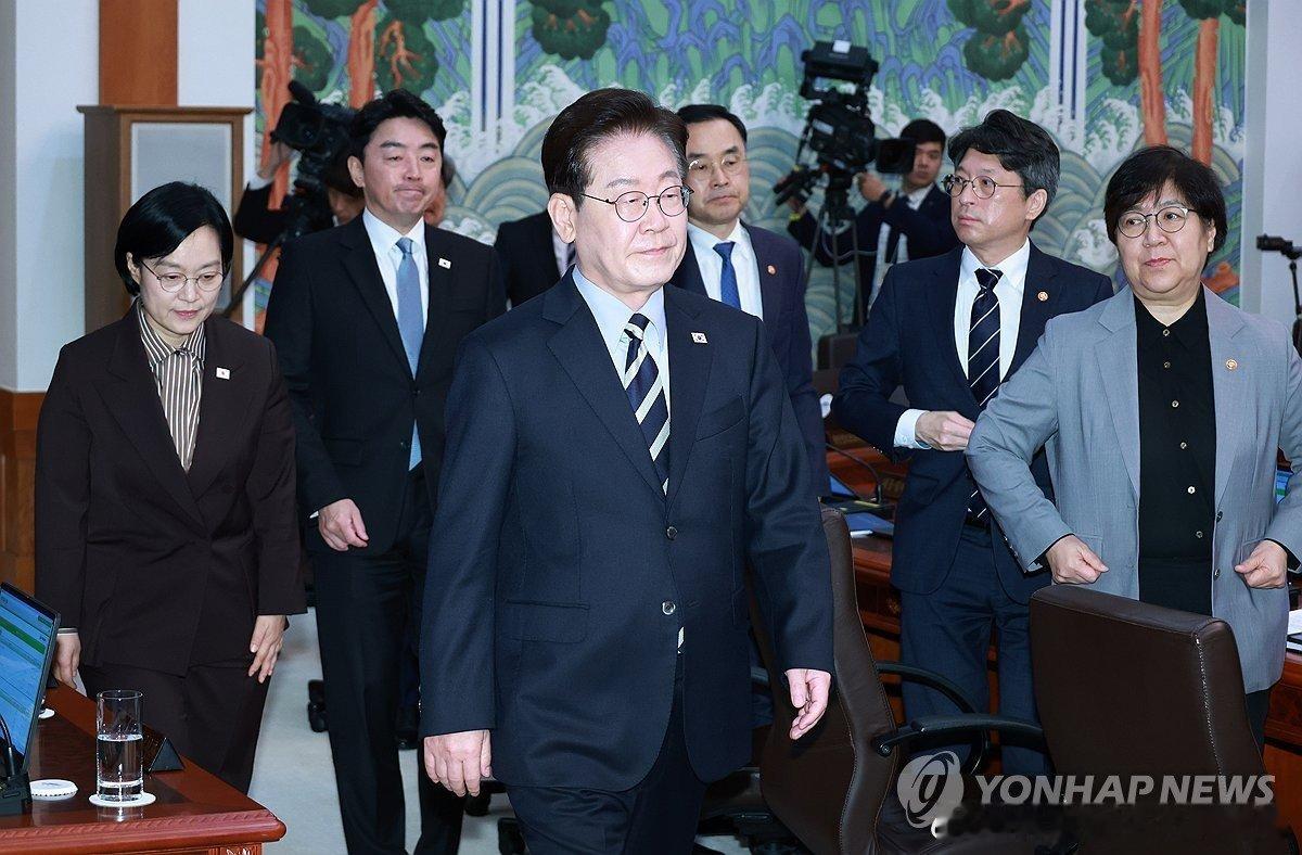 【李在明：外交应维护国家利益避免屈从和事大主义】#韩国总统李在明#13日在总统府青瓦台主持国务会议时