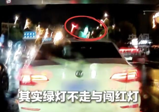 【闯红灯要挨罚，绿灯不走也违法！】不按信号灯通行”这一交通违法行为，不仅包含