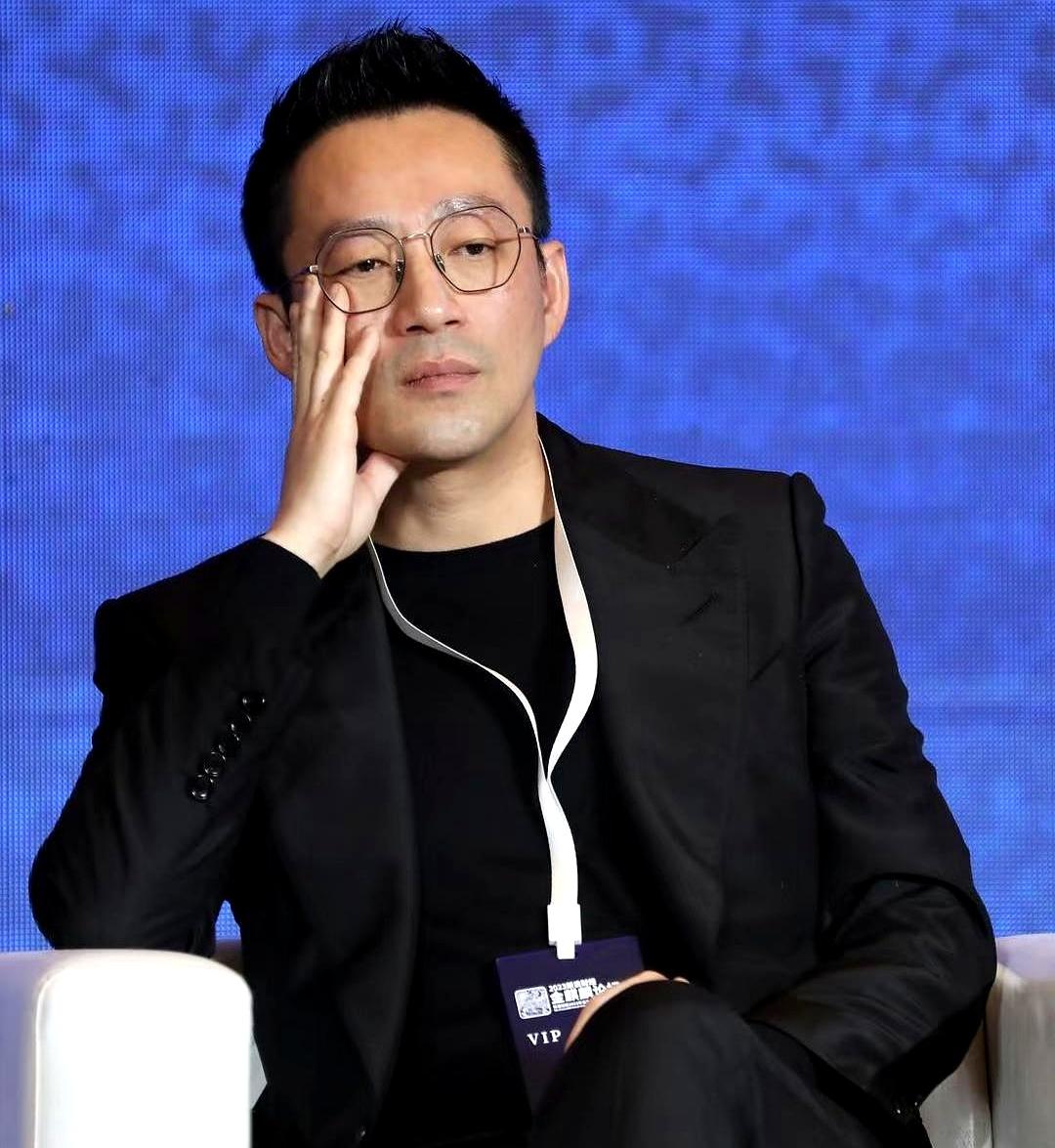 拥有顶级资源的男人，在感情里往往是猎物。他曾被伴侣互扇耳光打至骨折，被旧爱痛