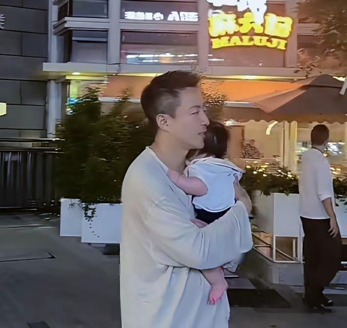 汪小菲终于不再冲动发言了，真长大了汪小菲晚上抱儿子散步，忍不住调侃儿子太敦实，抱