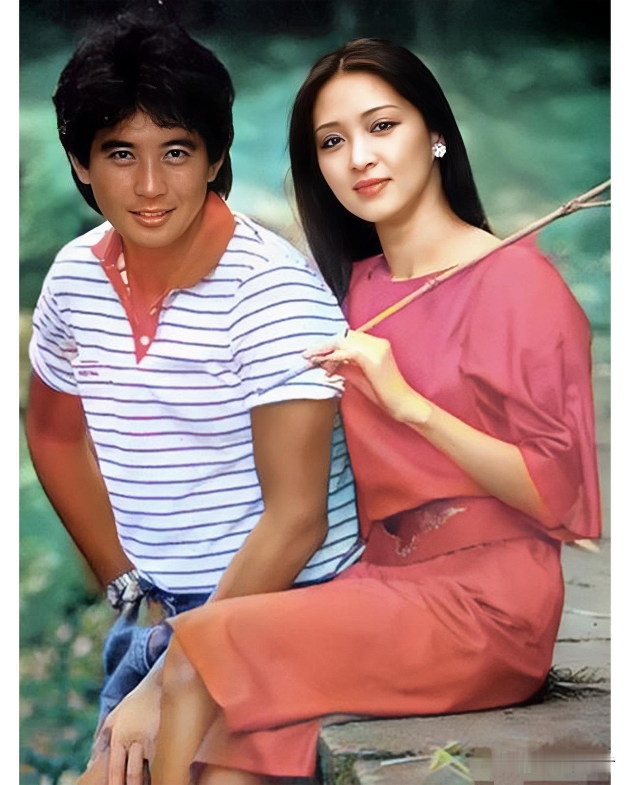 1977年，31岁的秦汉与24岁的胡因梦在片场的一张珍贵合影。照片里，秦汉身着