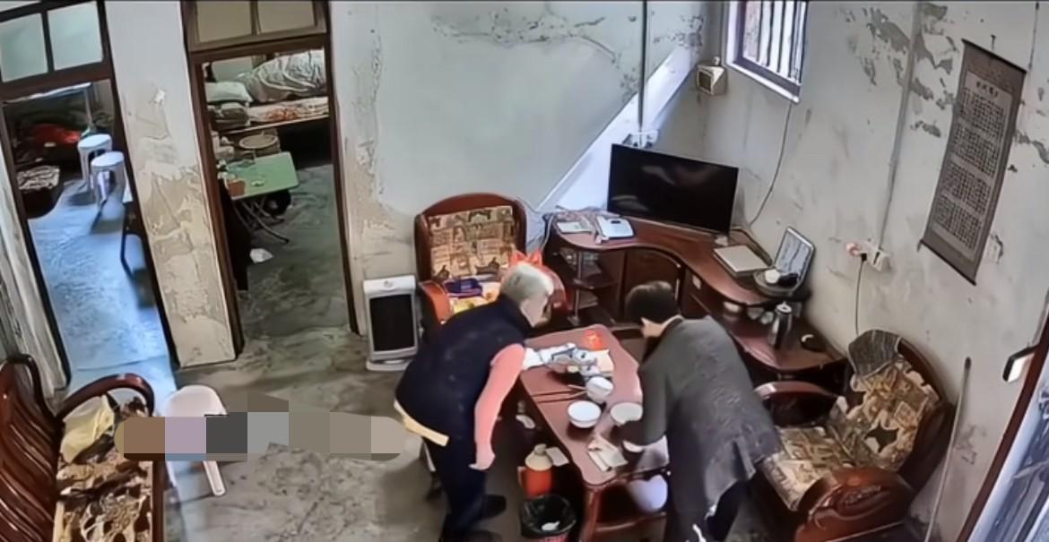 炸裂！儿媳怒扇婆婆，究竟发生了什么？这段令人震惊的视频迅速在网络上引发热
