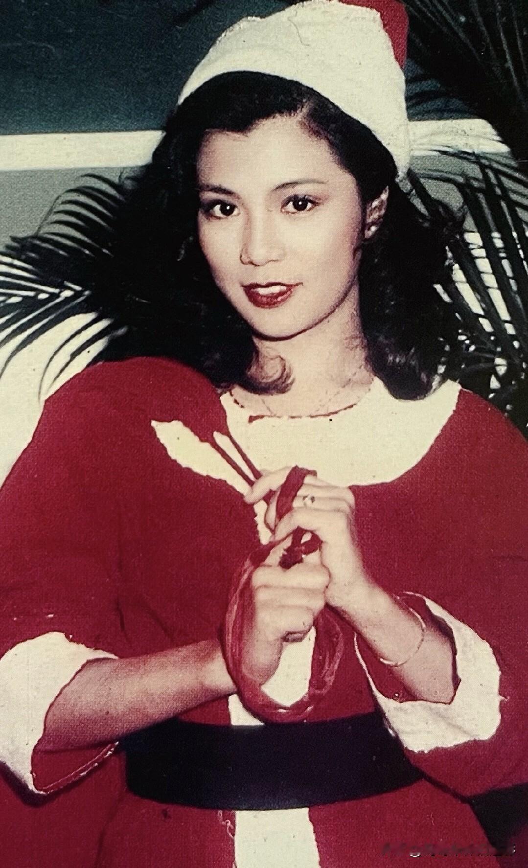 🧡翁美玲圣诞装🎄红袍加身，俏眉朗目，不是软乎乎的圣诞女郎，是带着蓉儿那