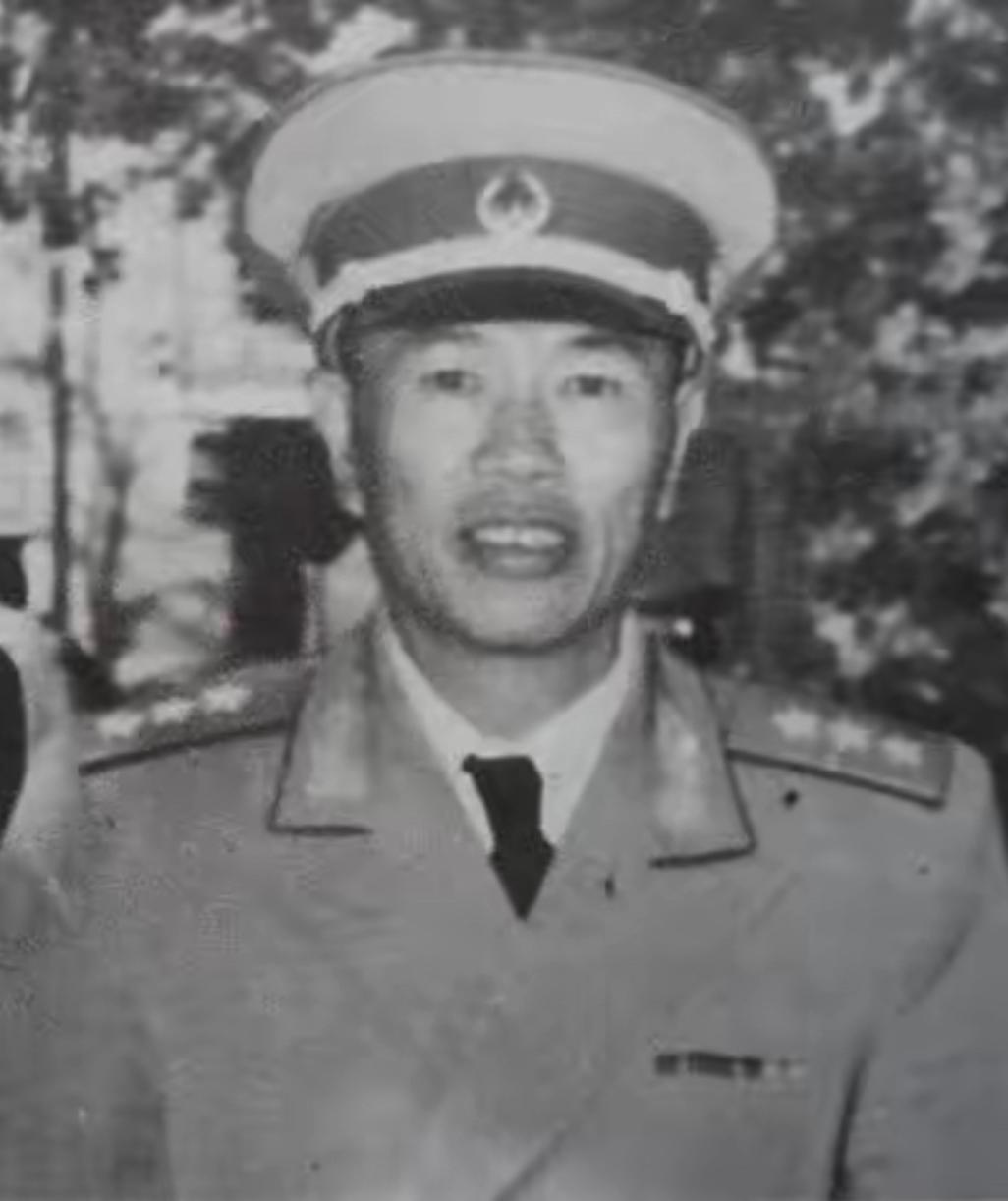 1979年，邓华住院，谁知许世友知道后，瞬间变了脸，还大声抱怨道：“老邓不够意思