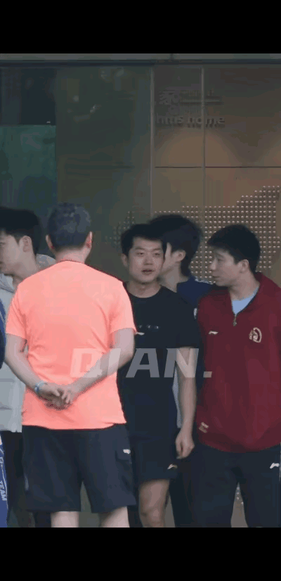 4月17日一大早点名时的头哥困得直打哈欠！[捂脸哭][笑着哭]今天一大早国乒男队按