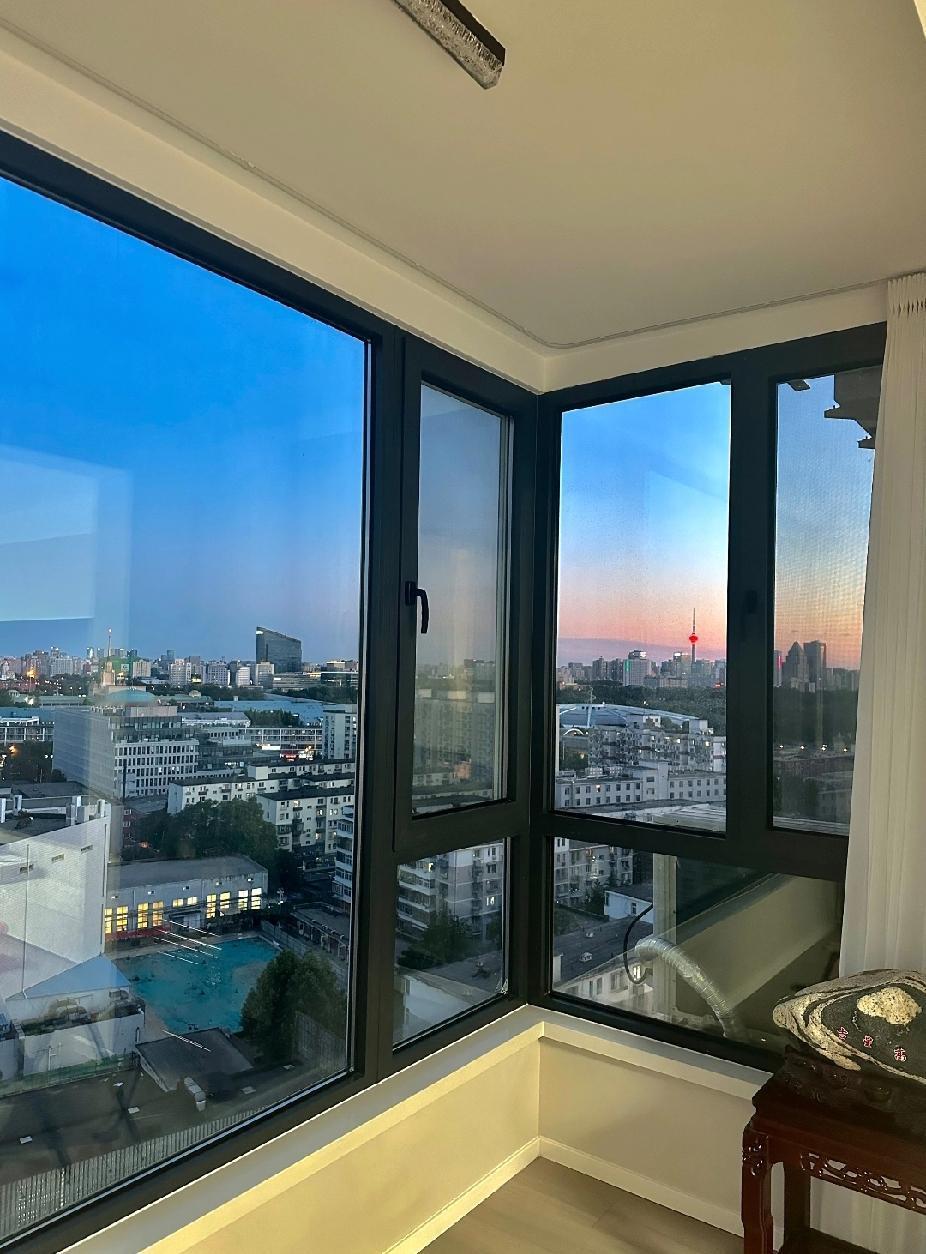 北京房价到底跌成啥样了，我朋友2021年买了套六十多平的二手小两居，花了43