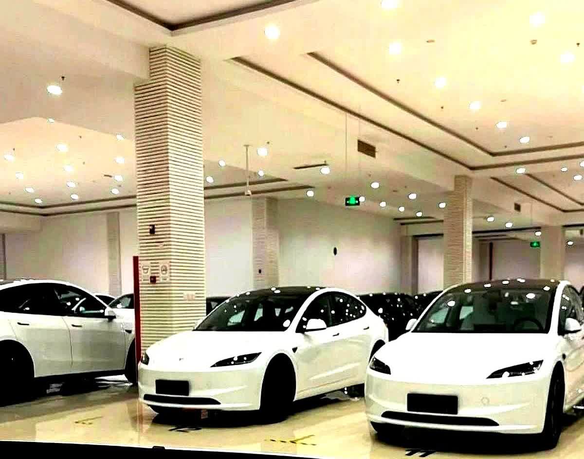 市场就是这么刺激特斯拉刚宣布取消8000块的车漆选装费才三天，杭州提车点