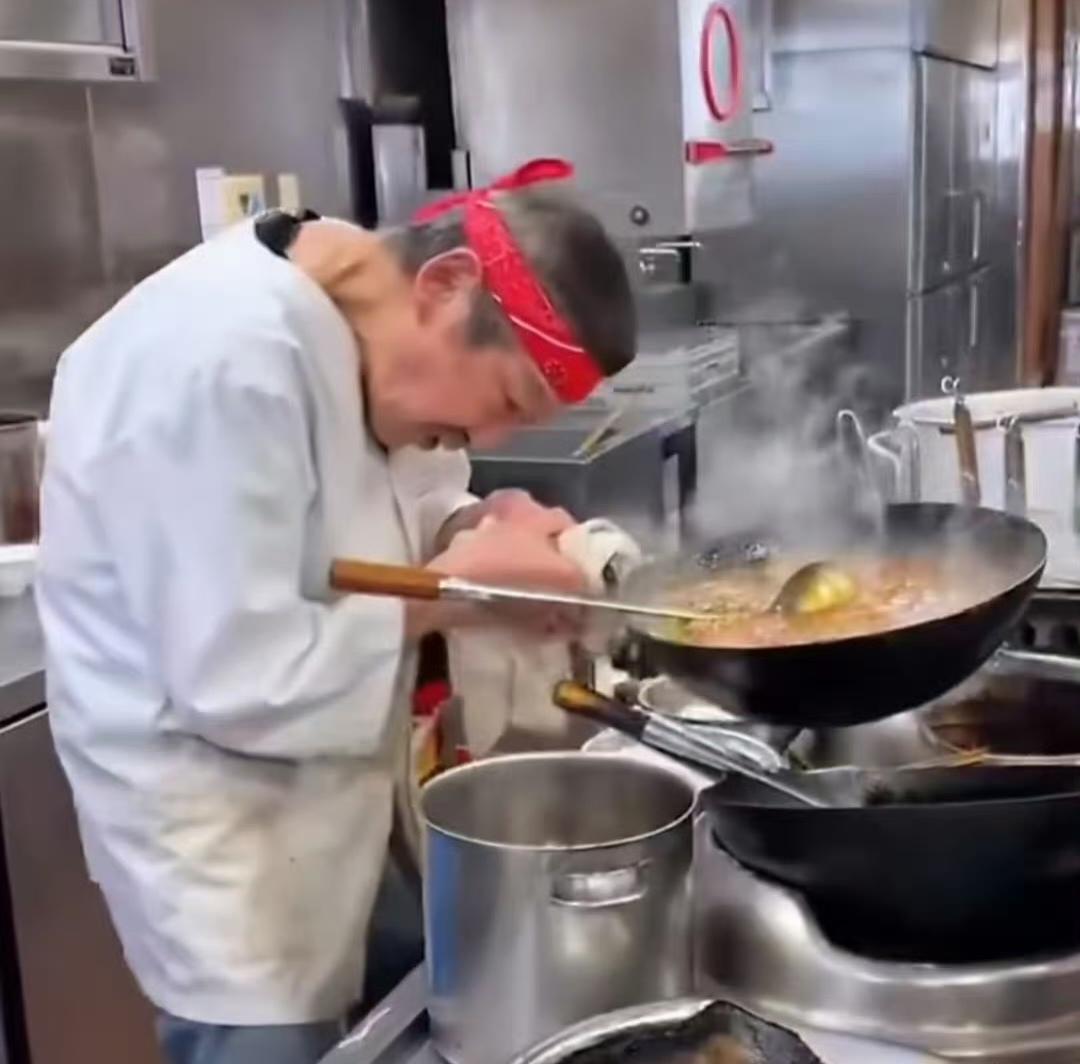 日本的这种老人很多，九十多，百来岁的人还在不停的工作。以前被公知们包装成工匠