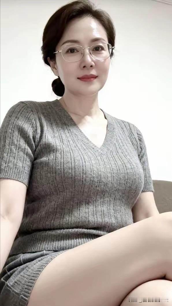 卜算子·岁月流年镜里阅流年，静敛风尘味。淡著针织雅韵存，眉目藏温慧。不