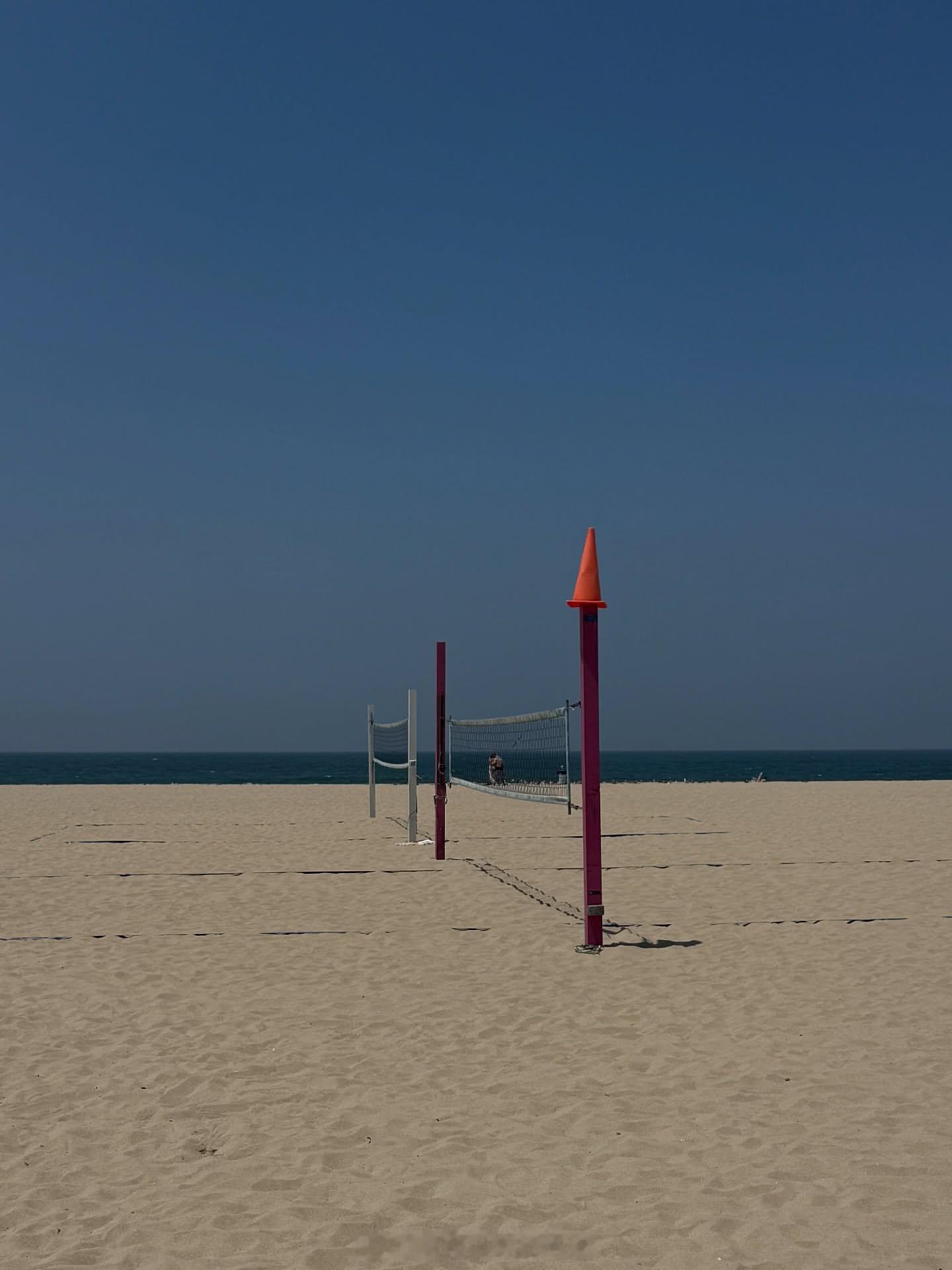 豪泽和老乡一起打海滩排球🏐