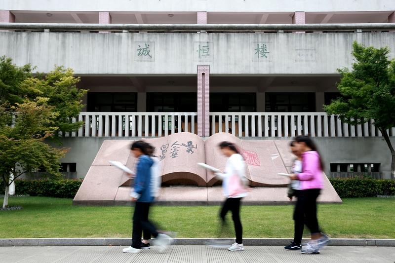 有家长询问，孩子按照自然节奏读书，不参加补习班，能否考上高中和大学？网友回应：能